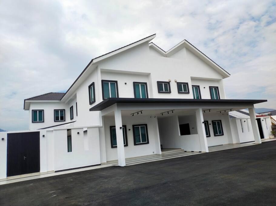 Dawn De Ville-private Pool Bbq Karaoke 34-40pax Villa Ipoh
