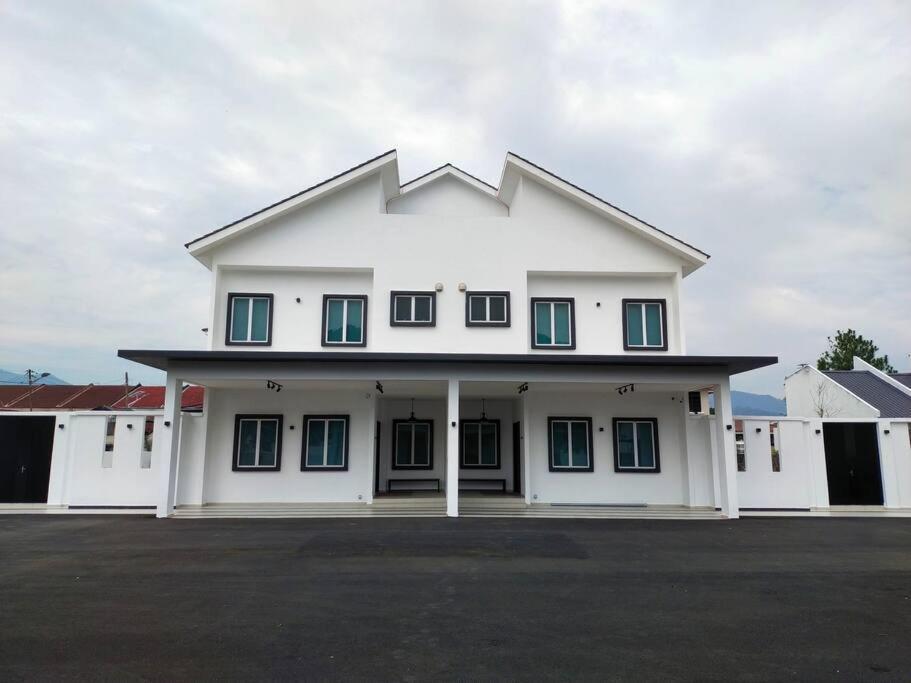 Dawn De Ville-private Pool Bbq Karaoke 34-40pax Ipoh