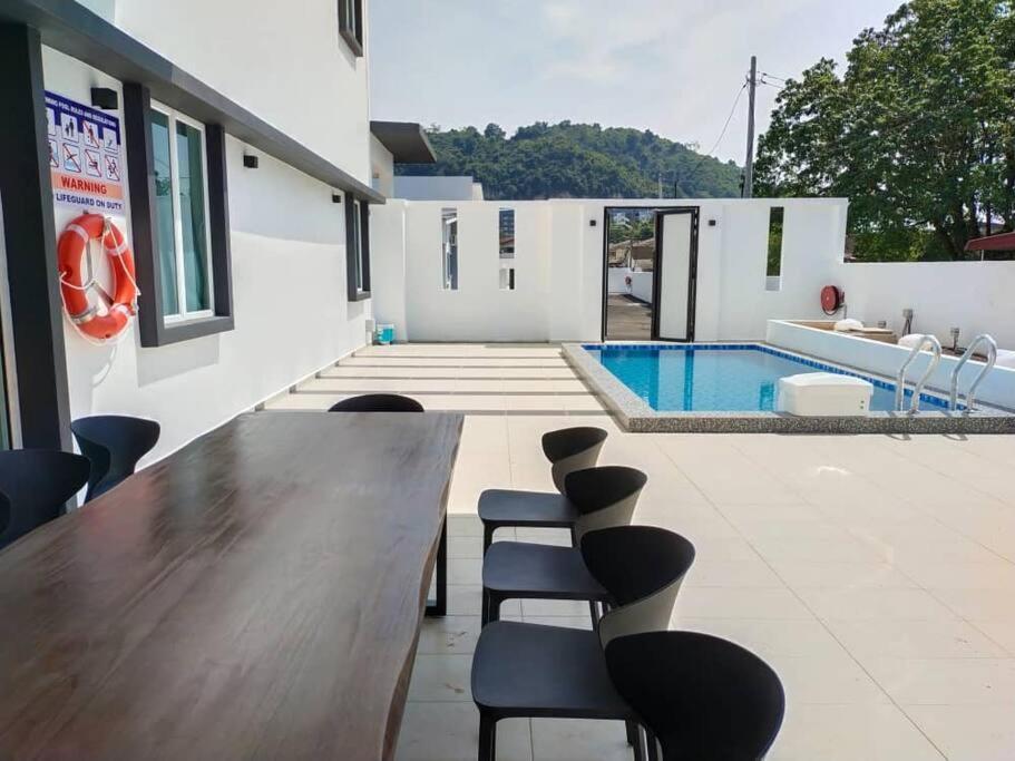 Dawn De Ville-private Pool Bbq Karaoke 34-40pax Villa Ipoh